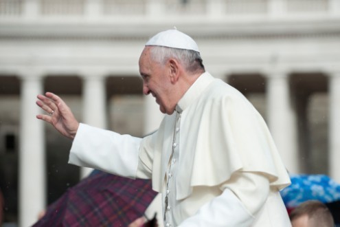 Le pape demande à chaque paroisse d'accueillir une famille de migrants