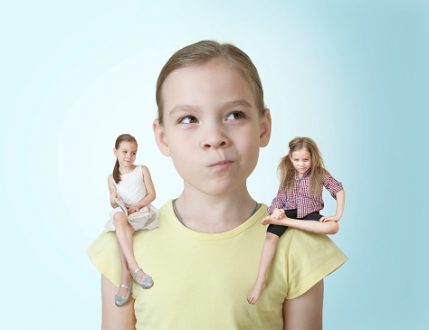 Le nettoyage de la peau de la personne dans 40 ans