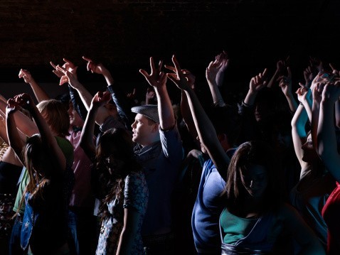 Quand fidèles et clubbers se partagent une discothèque