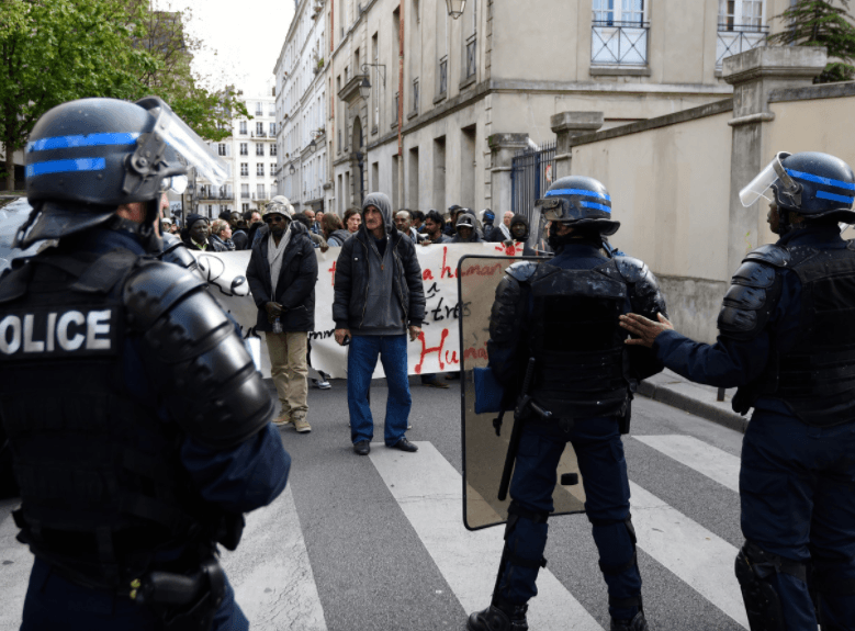 Face à face entre des CRS et des manifestants le 29 avril 2016 dans le 19e arrondissement de Paris.