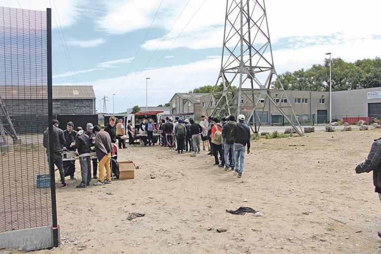 Reportage à Calais, auprès des migrants en survie