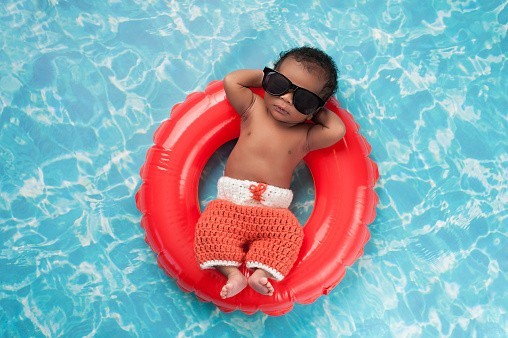 Votre bébé se jette à l'eau ? Oui, mais...