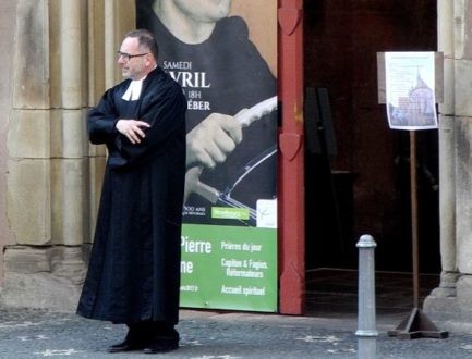 Pour/contre : le port de la robe pastorale