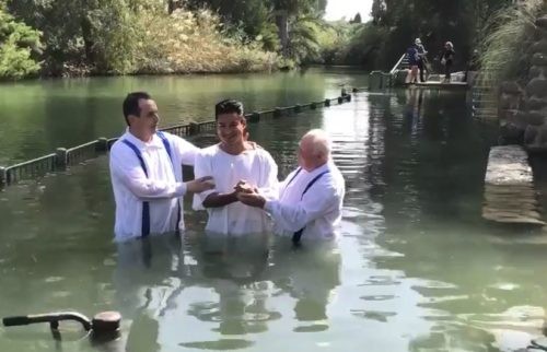 "Slater" de Sauvés par le gong baptisé dans le Jourdain