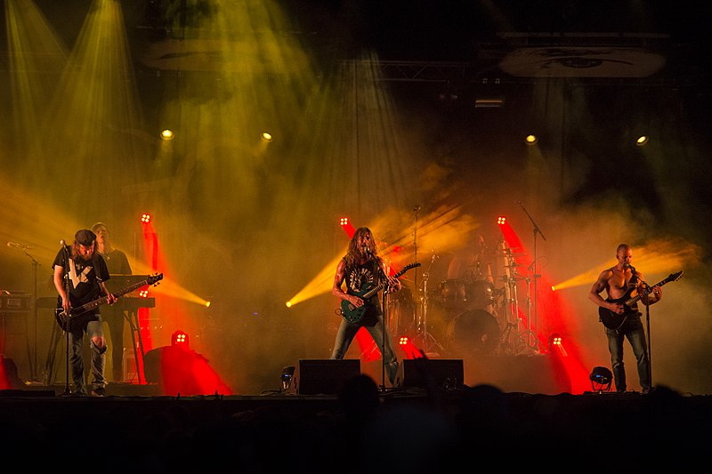 Il part offrir la Bible au Hellfest