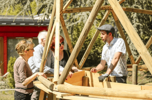 Jeunes et personnes âgées cultivent leur jardin