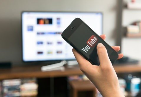 « Fake news » : YouTube en guerre contre les complotistes