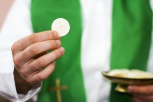 Le Vatican refuse la communion aux conjoints non catholiques