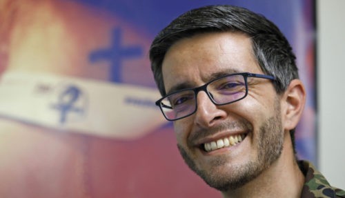 La croix sur le cœur, la tête sous les drapeaux