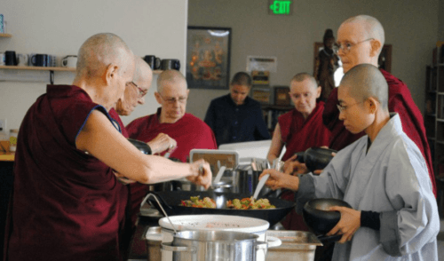 Manger en pleine conscience, un art très zen