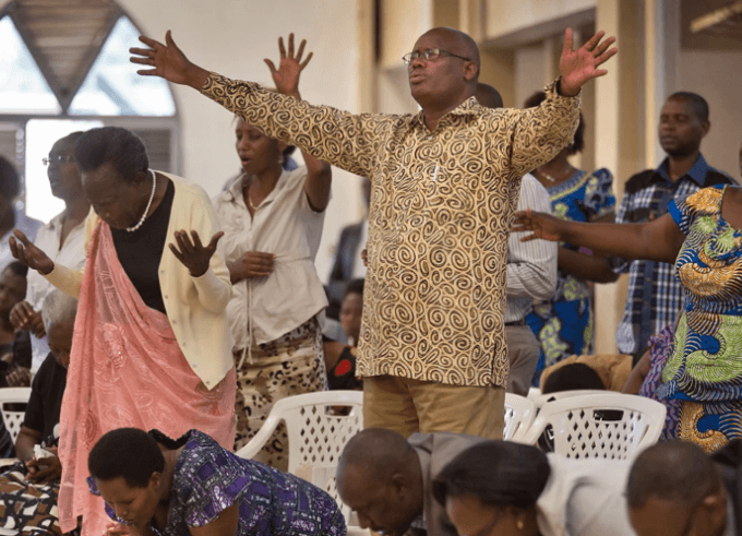 Privés de leurs églises, les fidèles rwandais se rassemblent chez eux