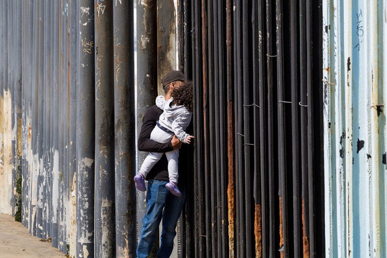 Les migrants de la « caravane » arrivent à la frontière américaine