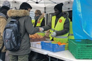Distribuer des repas aux migrants