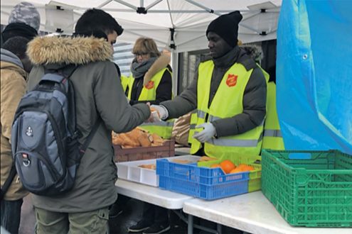Distribuer des repas aux migrants