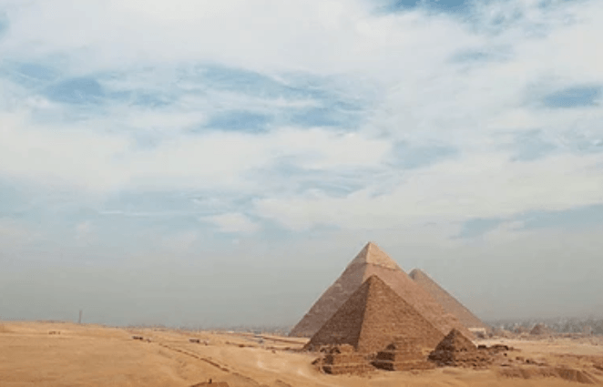 A l'ombre des pyramides
