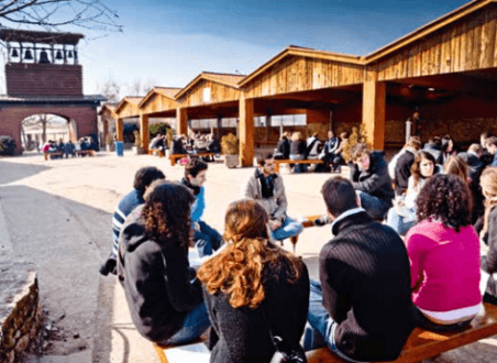 Le visage européen des frères de Taizé