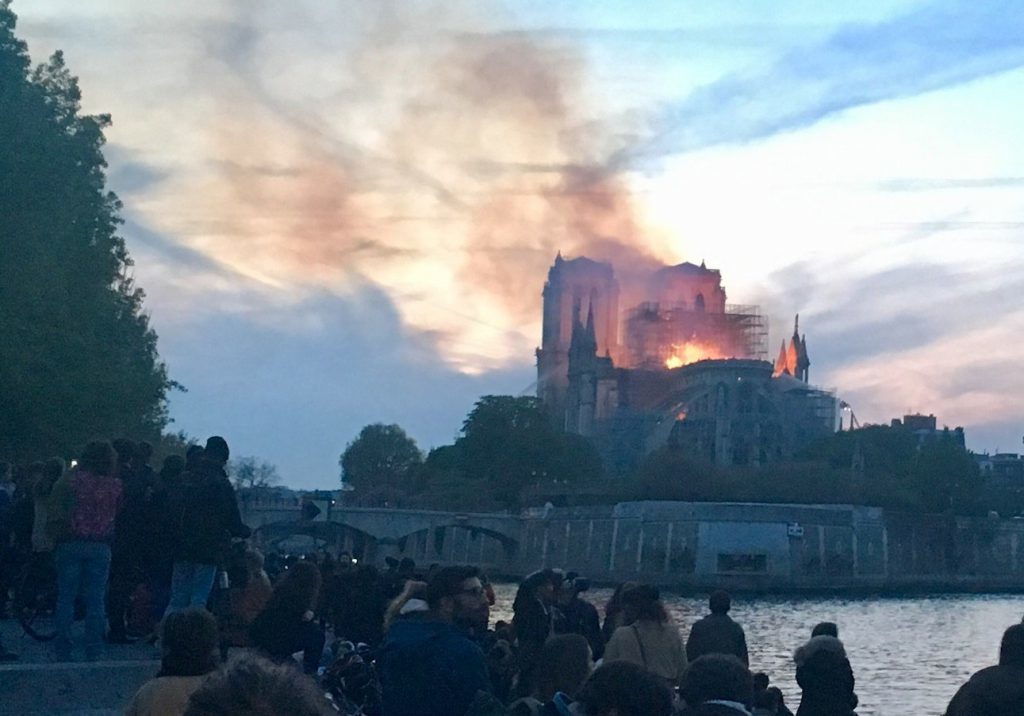 Incendie de Notre-Dame : “nos cœurs sont-ils donc de pierre ?”