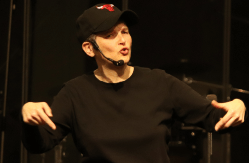 La pasteure fait son « one-woman-show »