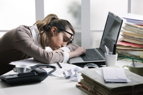 Il m'arrive de dormir au bureau devant mon ordinateur - Regards ...