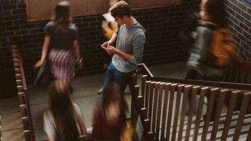 Deux jeunes en lutte contre le harcèlement