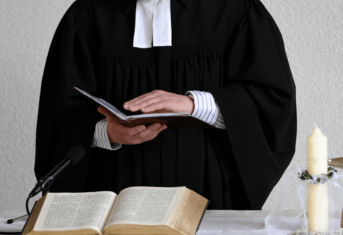 Sous la robe, le pasteur