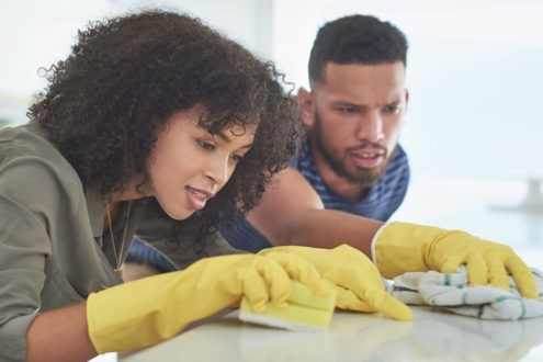 Tâches ménagères : une répartition qui évolue peu