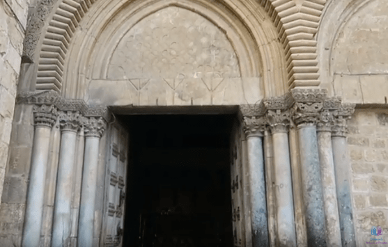Le Saint-Sépulcre est construite sur un des lieux supposés du tombeau de Jésus.