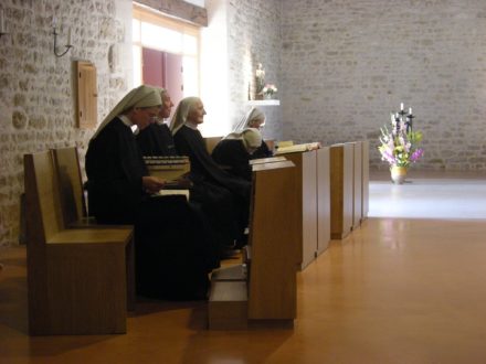 Un monastère bénédictin en pays huguenot