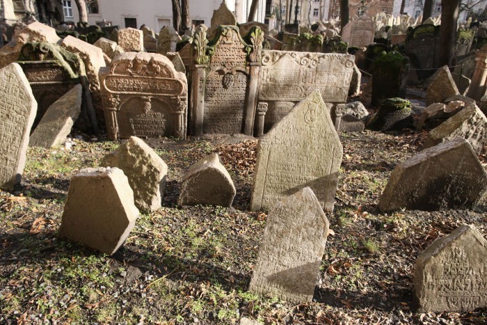 Des Veilleurs de mémoire pour les cimetières juifs en Alsace