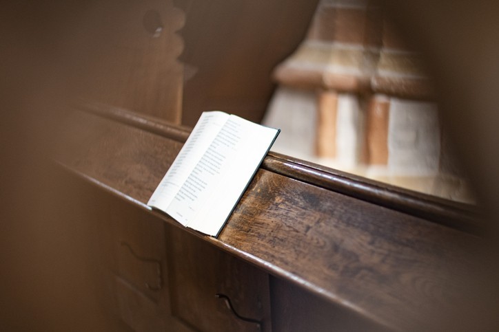 Pourquoi y a-t-il des mots entre [crochets] dans nos Bibles ?