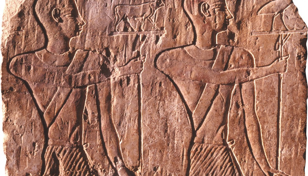 Stèle égyptienne : deux prêtres portent des pavois représentant le taureau Apis et l’ibis symbolisant le dieu Thot. Relief en calcaire, Egypte, Basse Epoque ou époque gréco-romaine, 664 av. J.-C. – 395 apr. J.-C ©musée Bible+Orient
