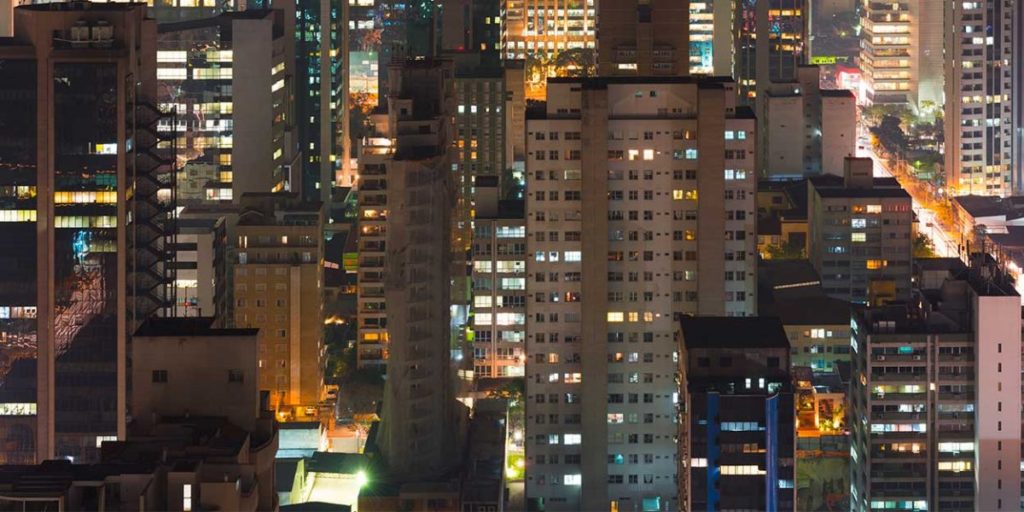 Les Brésiliens chantent depuis leurs fenêtres