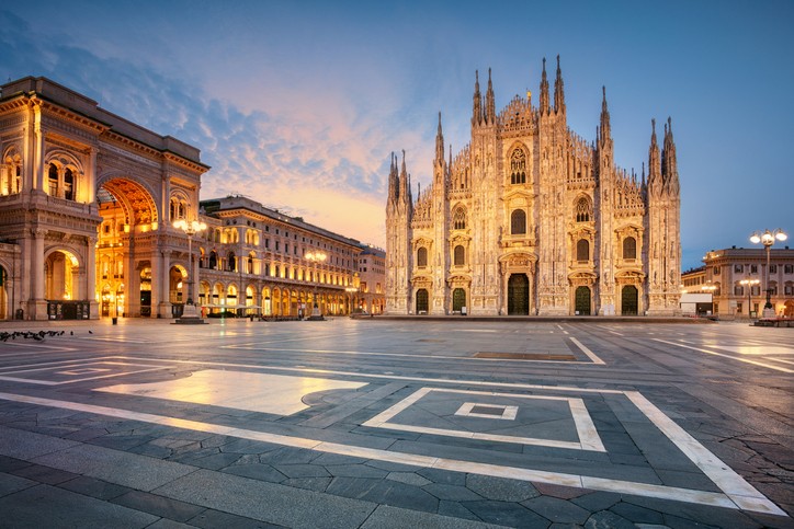 Andrea Bocelli chante dans la cathédrale de Milan