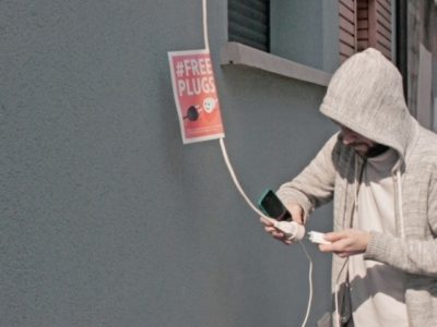 « Free Plugs » : pour que les sans-abris puissent recharger leur téléphone malgré le covid