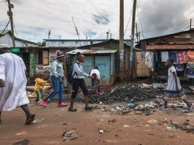 La pandémie révèle les écarts sociaux au Kenya
