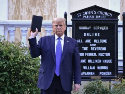 Donald Trump et sa Bible : les raisons d'un coup médiatique