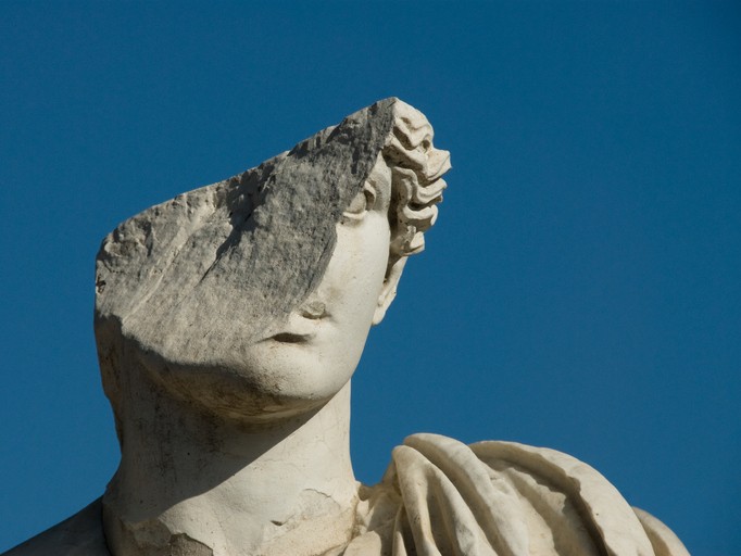 Les statues tombent