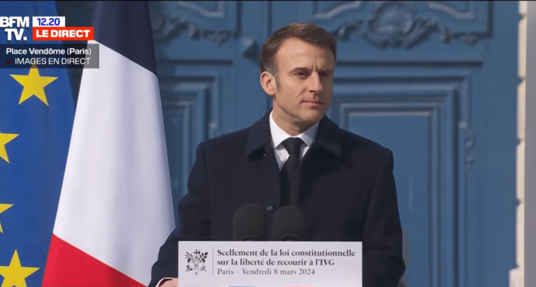 Emmanuel Macron rend hommage à dix femmes