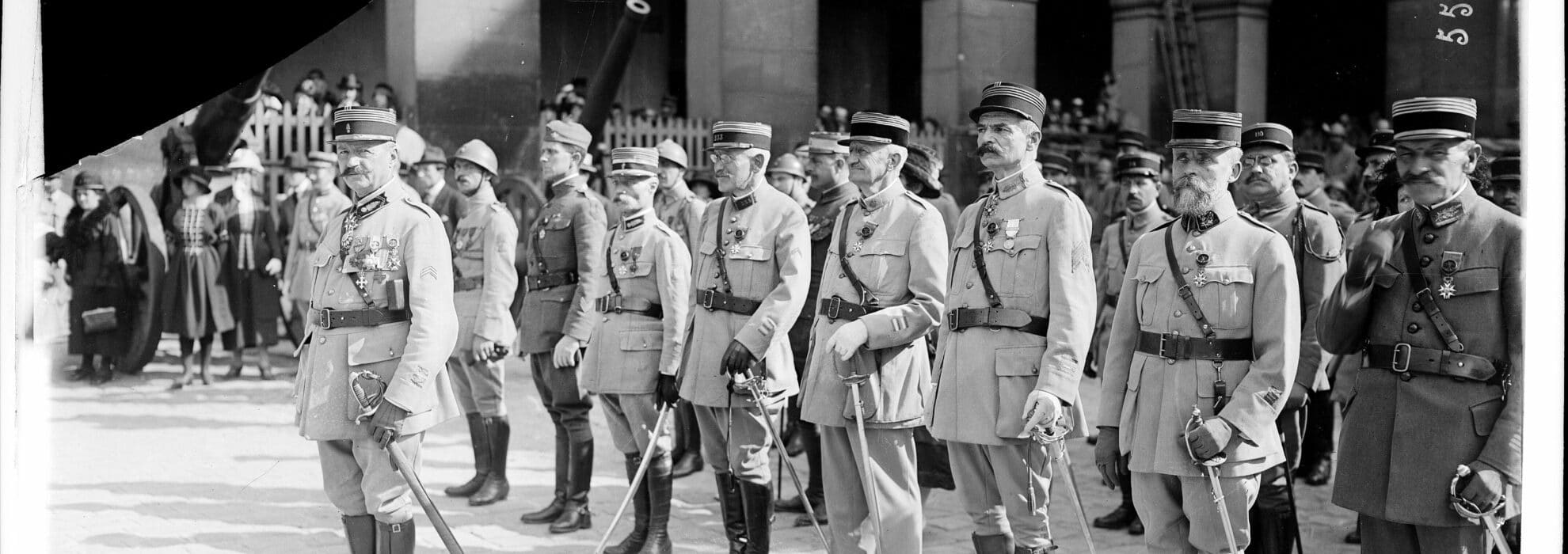 Alfred Dreyfus (5e en partant de la droite), alors lieutenant-colonel au 233e régiment d'artillerie de campagne, est décoré de la rosette d'officier de la Légion d'honneur le 11 septembre 1919 aux Invalides.