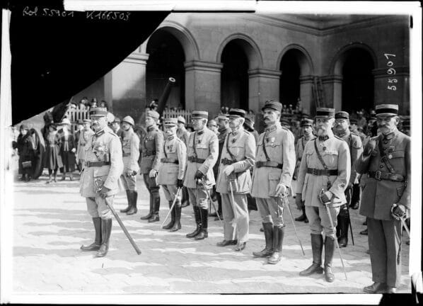 Alfred Dreyfus (5e en partant de la droite), alors lieutenant-colonel au 233e régiment d'artillerie de campagne, est décoré de la rosette d'officier de la Légion d'honneur le 11 septembre 1919 aux Invalides.