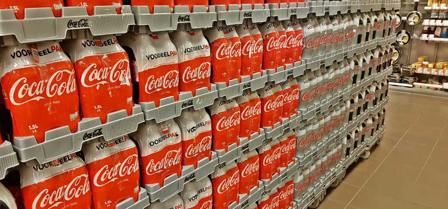 Rayon de supermarché avec des boissons contenant des édulcorants