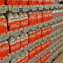 Rayon de supermarché avec des boissons contenant des édulcorants