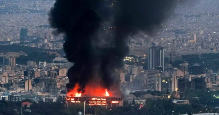 Une frappe israélienne sur le bâtiment de la télévision d'État iranienne en 2025.