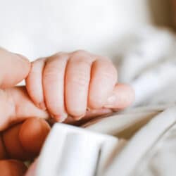 Un bébé et sa mère