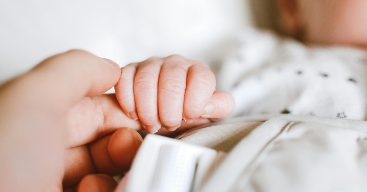 Un bébé et sa mère